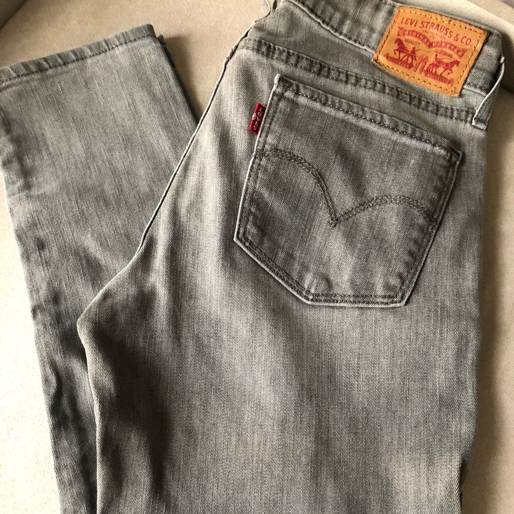 Authentic Levi’s 711 Skinny in size 27 x 32